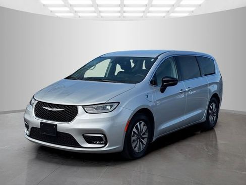 Certified 2024 Chrysler Pacifica Select image 3