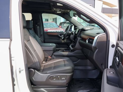 Used 2025 GMC Yukon XL Denali w/ Denali Reserve Package AWD/4WD image 40