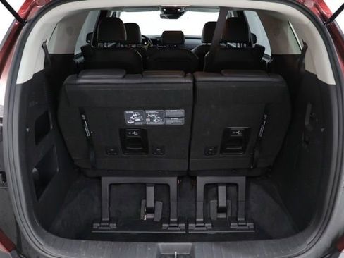 Used 2025 Kia Carnival FWD image 33