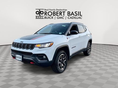 Used 2025 Jeep Compass Trailhawk AWD/4WD image 4