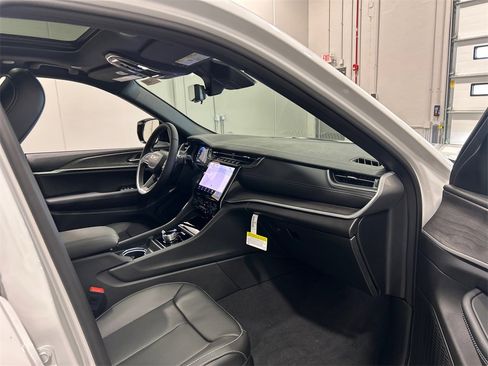 New 2025 Jeep Grand Cherokee Limited w/ Luxury Tech Group II image 36