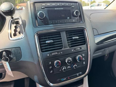 Used 2013 Dodge Grand Caravan SXT FWD image 16