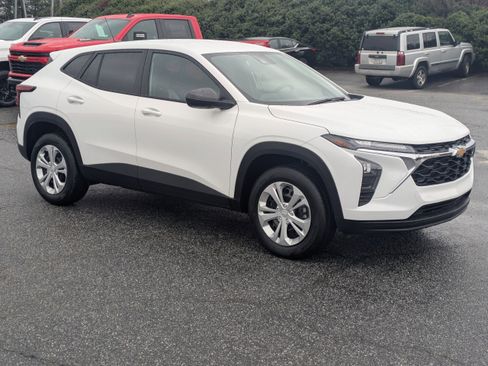 New 2026 Chevrolet Trax LS image 2