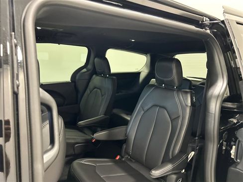 New 2025 Chrysler Pacifica Select image 30