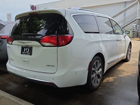 Used 2017 Chrysler Pacifica Limited w/ UConnect Theater Package FWD image 4
