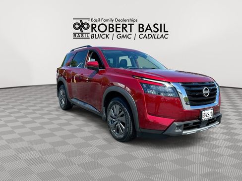 Used 2024 Nissan Pathfinder SV AWD/4WD image 2