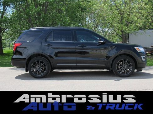 Used 2017 Ford Explorer XLT w/ XLT Technology Feature Bundle AWD/4WD image 2