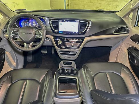 Used 2023 Chrysler Pacifica Touring-L FWD image 28