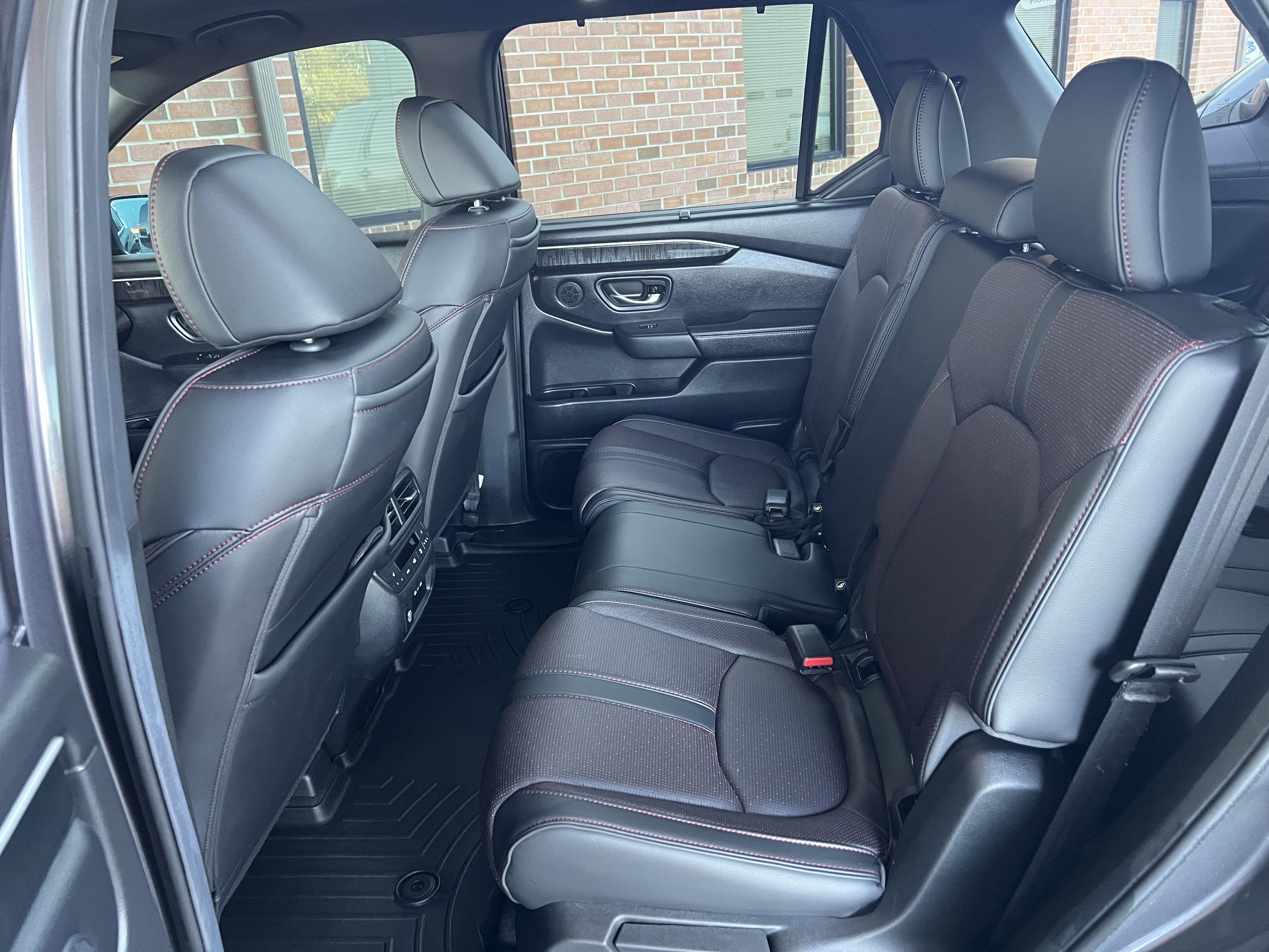 Used 2025 Honda Pilot Black Edition image 20