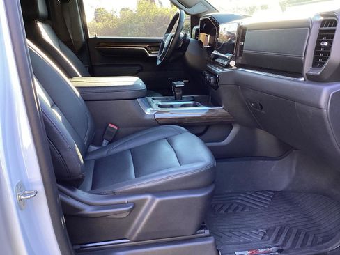 Used 2024 Chevrolet Silverado 1500 LT Trail Boss w/ Convenience Package II image 7