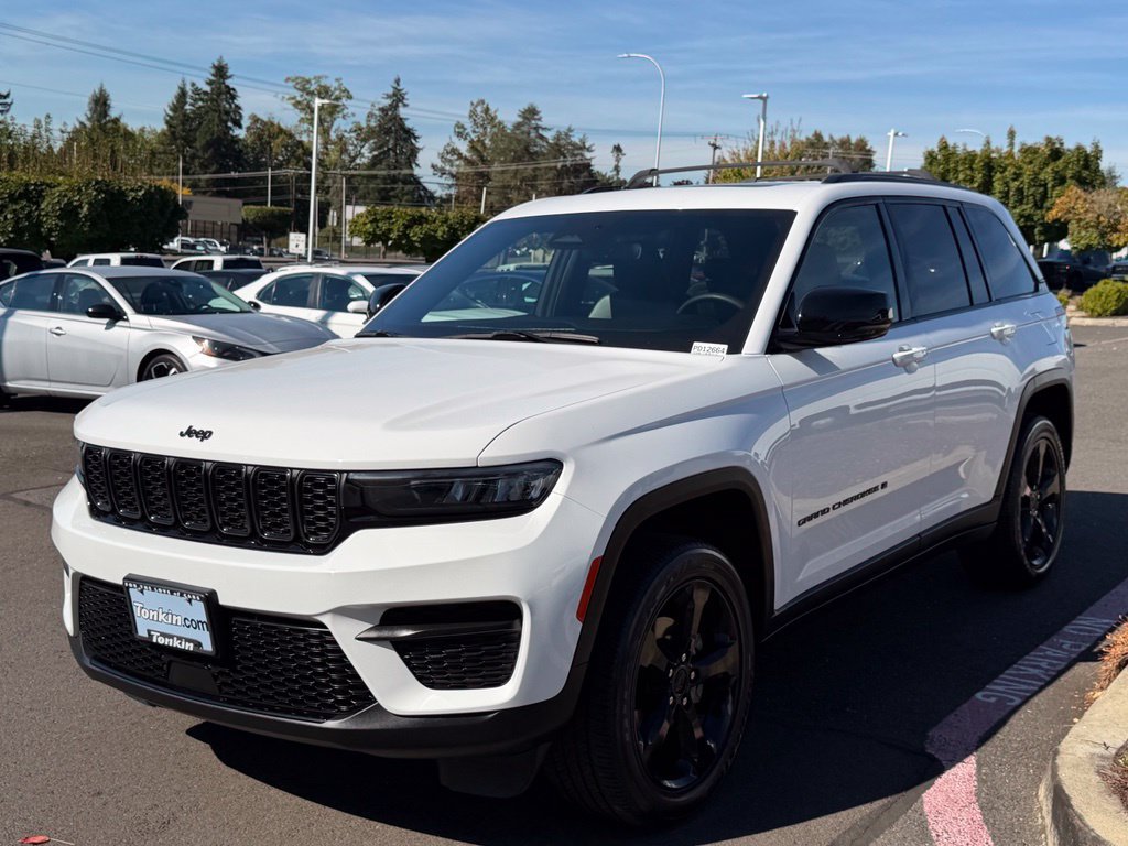 Used 2023 Jeep Grand Cherokee Altitude AWD/4WD image 4