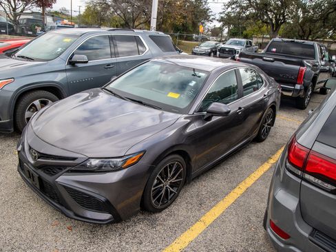 Used 2021 Toyota Camry SE image 3