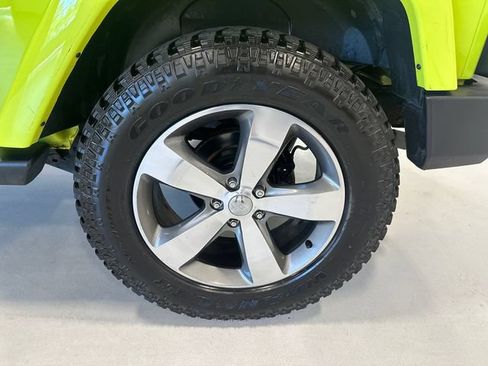 Used 2017 Jeep Wrangler Sahara w/ Connectivity Group AWD/4WD image 29