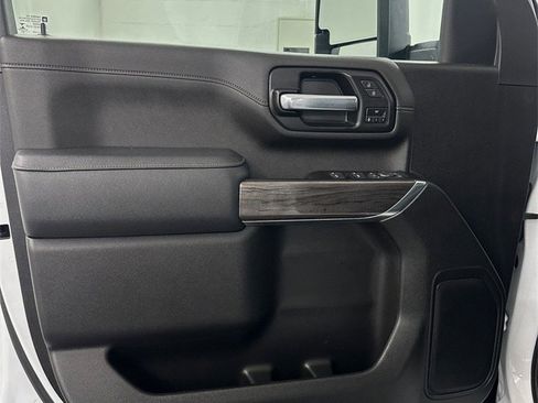 Used 2022 Chevrolet Silverado 2500 LTZ w/ LTZ Plus Package image 9