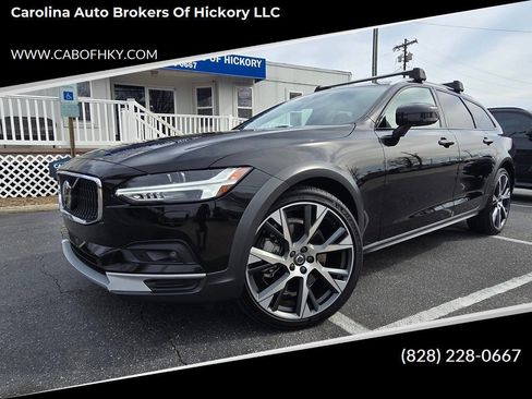 Used 2021 Volvo V90 T6 Cross Country image 1