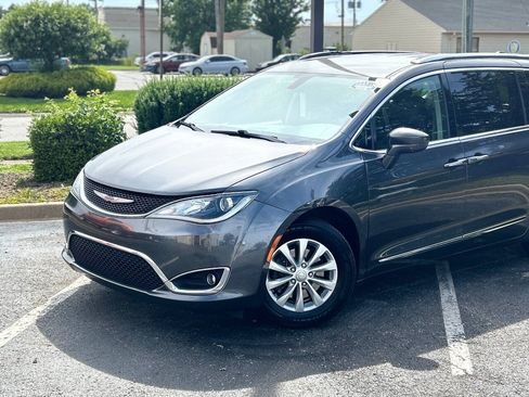 Used 2019 Chrysler Pacifica Touring-L FWD image 3