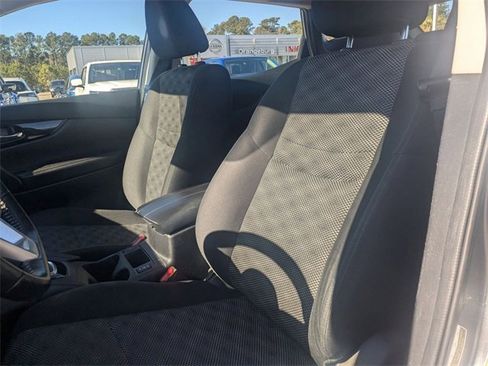 Used 2022 Nissan Rogue Sport SV image 14