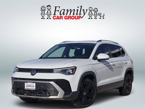 Used 2025 Volkswagen Taos SE image 1