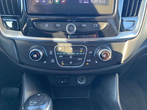 Used 2020 Chevrolet Traverse LT image 16