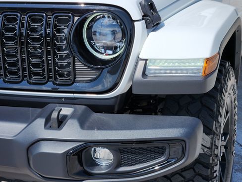 Used 2024 Jeep Gladiator Mojave AWD/4WD image 11