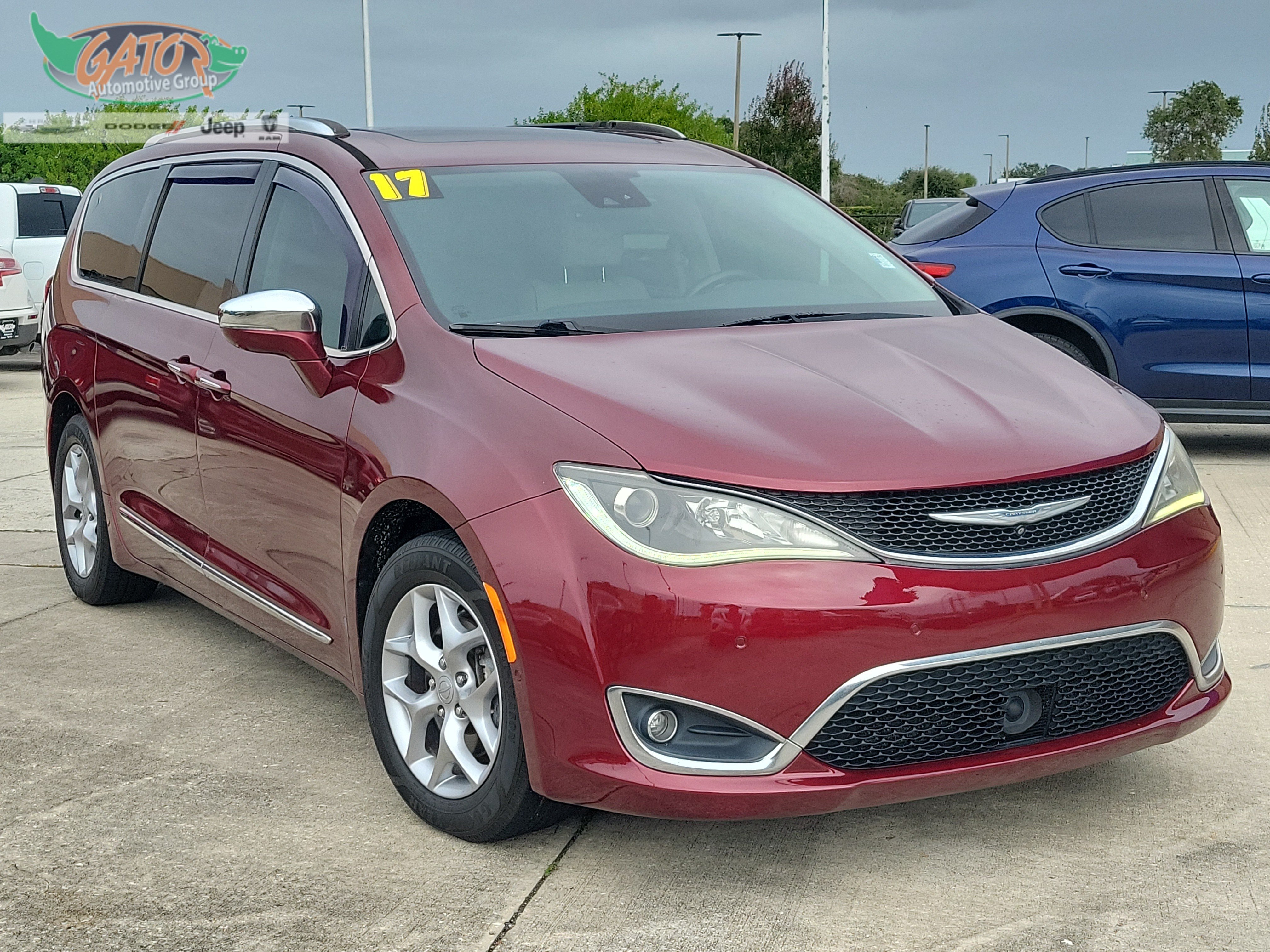 Used 2017 Chrysler Pacifica Limited w/ UConnect Theater Package FWD image 1