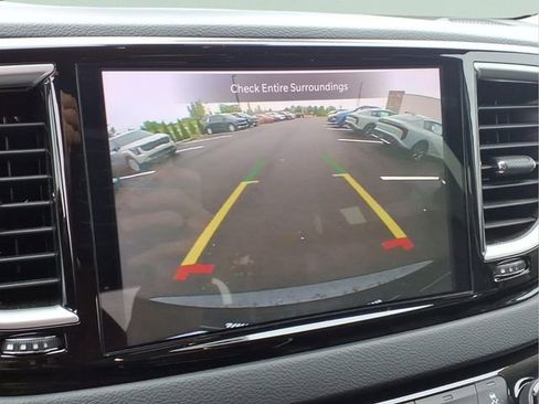 Used 2023 Chrysler Pacifica Touring-L FWD image 9