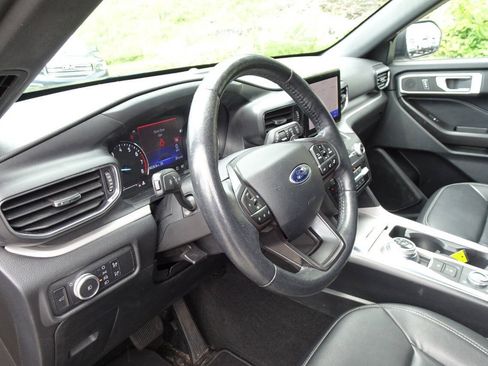 Used 2020 Ford Explorer XLT w/ Equipment Group 202A AWD/4WD image 15