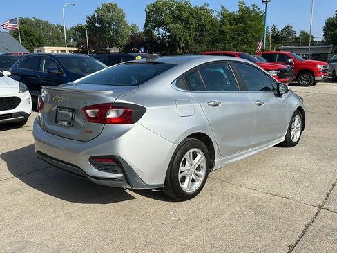 Used 2018 Chevrolet Cruze LT w/ LT Convenience Package FWD image 5