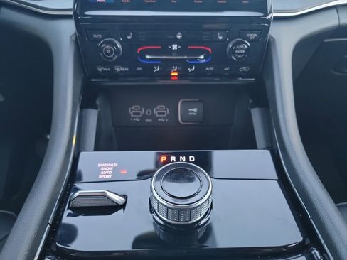 Used 2023 Jeep Grand Cherokee Limited w/ Black Appearance Package image 11