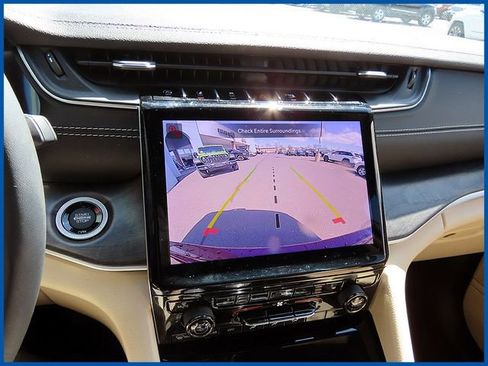 Used 2023 Jeep Grand Cherokee Limited image 18