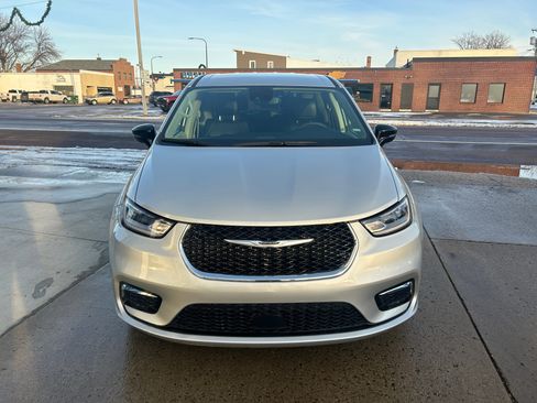 Used 2024 Chrysler Pacifica Touring-L image 3