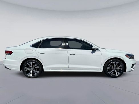 Used 2022 Volkswagen Passat 2.0T SE FWD image 2