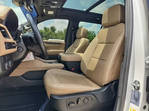 Used 2023 Chevrolet Tahoe Premier RWD image 2