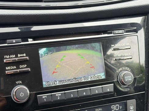 Used 2017 Nissan Rogue SV FWD image 24