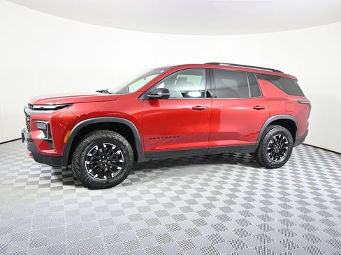 Used 2024 Chevrolet Traverse Z71 image 2