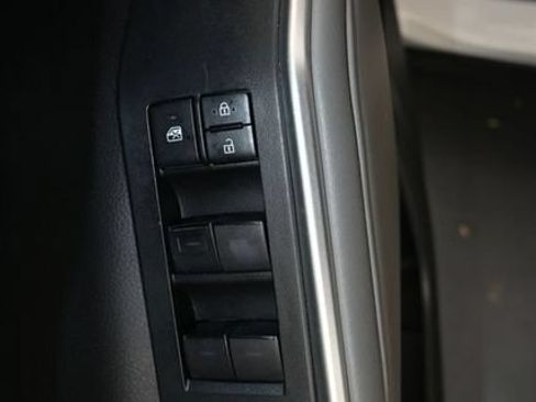 Used 2020 Toyota Highlander LE FWD image 12