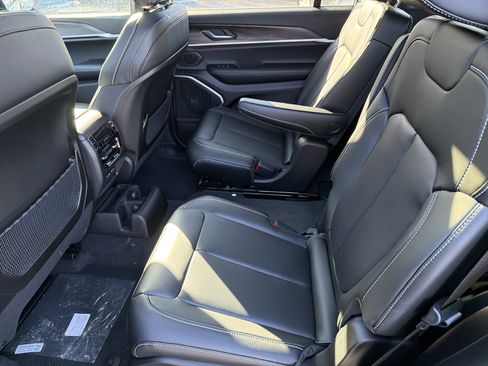 New 2026 Jeep Grand Cherokee L Limited w/ Luxury Tech Group II AWD/4WD image 27