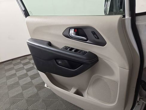 Used 2024 Chrysler Pacifica Limited FWD image 29