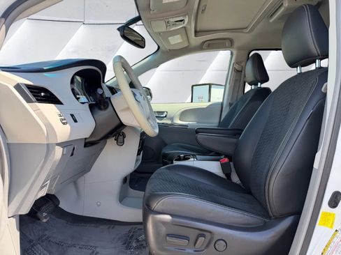Used 2012 Toyota Sienna SE FWD image 9
