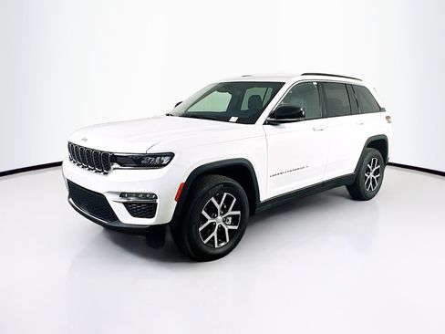 Used 2024 Jeep Grand Cherokee Limited image 3