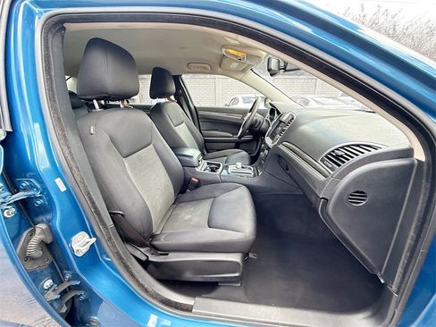 Used 2022 Chrysler 300 Touring w/ Sport Appearance Package image 31