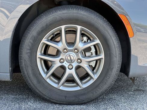 Used 2021 Chrysler Pacifica Touring w/ Cold Weather Group FWD image 7