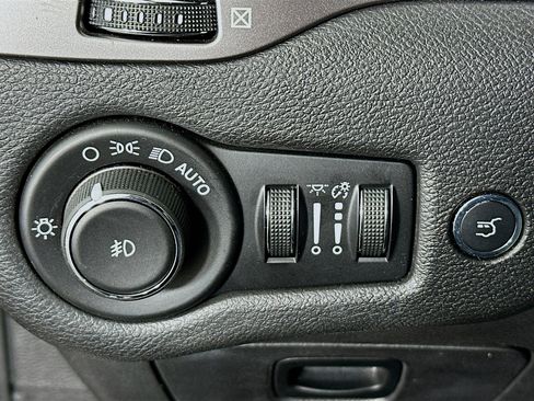 Used 2019 Jeep Cherokee Limited FWD image 16