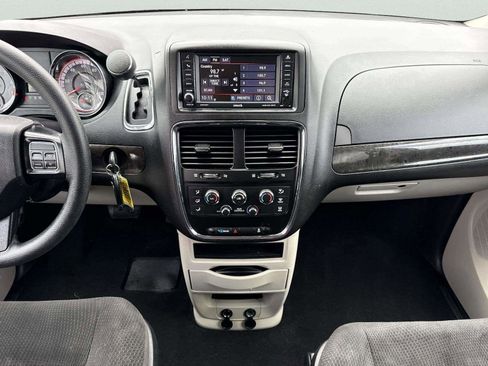 Used 2019 Dodge Grand Caravan SE w/ UConnect Hands-Free Group image 24