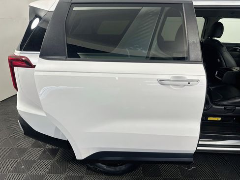 Used 2025 Kia Carnival FWD image 31
