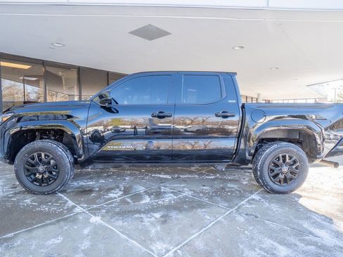 Used 2025 Toyota Tacoma SR5 image 4