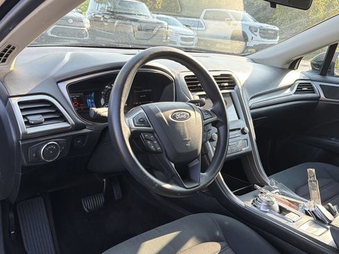 Used 2018 Ford Fusion SE w/ Fusion SE Technology Package FWD image 10