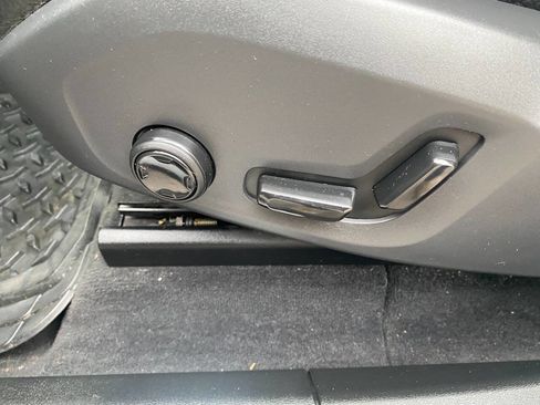 Used 2018 Volvo XC60 T5 Momentum w/ Vision Package image 17