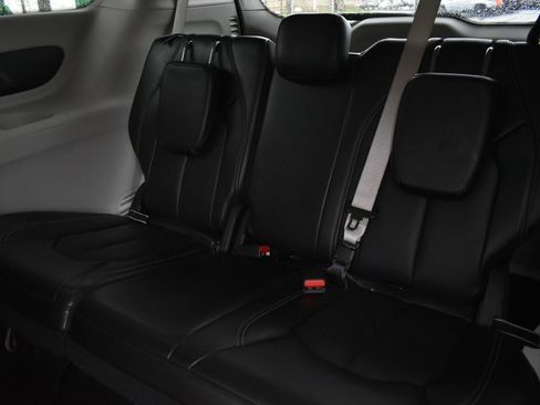 Used 2024 Chrysler Pacifica Touring-L FWD image 17