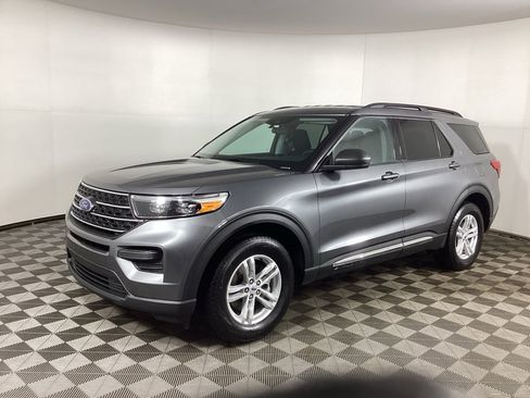 Used 2024 Ford Explorer XLT AWD/4WD image 5